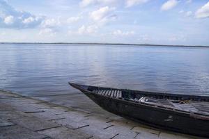 hermosa vista del paisaje de barcos de pesca de madera en la orilla del río padma en bangladesh foto