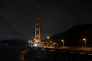 famoso puente golden gate en san francisco en la noche, estados unidos. hermoso san francisco. foto