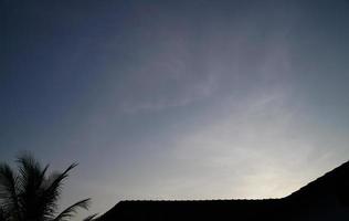 cielo azul, fondo de cielo despejado da una sensación de serenidad y tranquilidad. foto