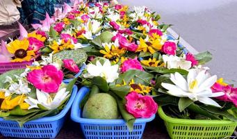 flores y bel en ofrendas de canasta para la ceremonia religiosa hindú o el festival shivratri foto