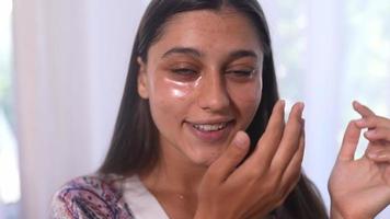 ung skön kvinna i morgonrock utför hud och själv vård på Hem video