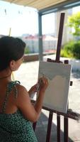 une femme peignant en classe d'art video