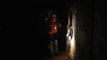 explorateurs allant dans les grottes souterraines video