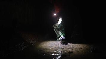 Entdecker gehen in die unterirdischen Wasserhöhlen video