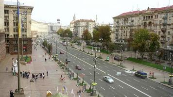 hoher winkel des ukrainischen stadtbildes, des verkehrs und der fußgänger video