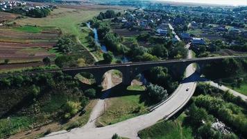 antenn se av gammal järnväg bro, gammal viadukt vorohta, ukraina video