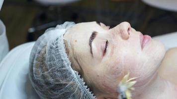 dermatologue appliquant un produit facial sur une femme video