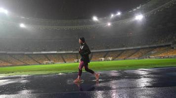 groupe d'athlètes se rassemblant au stade la nuit video