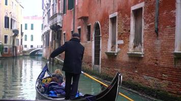 toerist in Italië gondel rijden in Venetië video