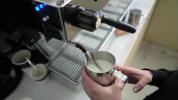barista bereitet eine köstliche tasse kaffee zu video