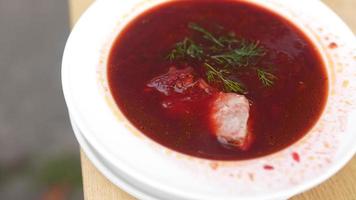 borscht beta soppa i en vit skål med dill garnering video