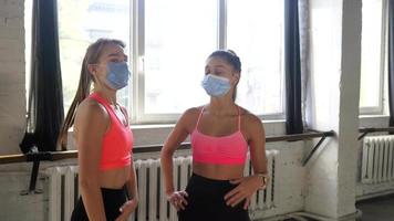 fitness ragazze motivare ogni altro nel allenarsi sessione video