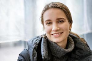 retrato, de, un, lindo, niña, sonriente, posición, cálidamente, vestido foto