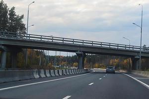 vista sobre la autopista y el puente de carretera arriba foto