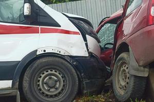 accidente de ambulancia con un automóvil de pasajeros. seguro de accidentes foto