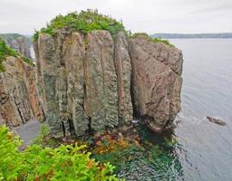 pilas de mar en la costa canadiense foto