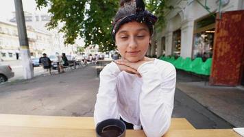 femme prenant un café avant le cours de yoga video