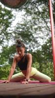 mujer practicando yoga en la naturaleza video