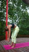 kvinna praktiserande yoga i de natur video