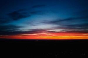 hermoso amanecer cielo nublado sobre una pequeña ciudad foto