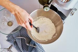 mujer cocinando en la cocina y usando una máquina de cocina foto