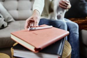 mujer toma cuaderno de papel foto