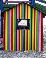 casa de madera de colores para niños en la playa. parque infantil foto