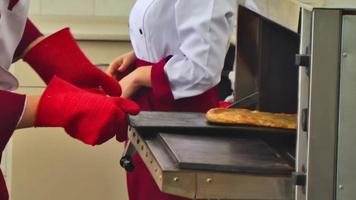 Bäcker stellt Kuchen in den Ofen video