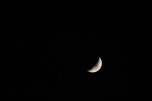 la hermosa luna en la noche. foto