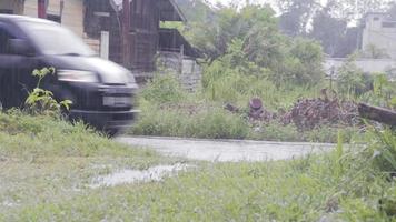 un coche que va rápido cuando está lloviendo video