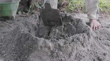 een mengsel van cement en zand gemengd door arbeiders video