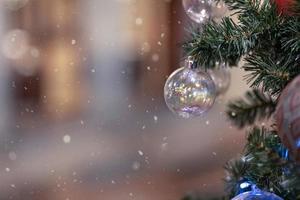 fondo de navidad de un árbol de navidad decorado con juguetes de año nuevo en la calle. nieve, vacaciones de invierno foto