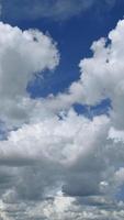 céu azul com lapso de tempo de nuvem cumulus em um dia ensolarado 4k filmagens. video