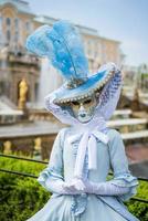 mujer con vestido y máscara de carnaval foto