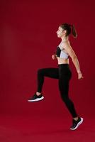 mujer joven en ropa deportiva, dedicada a la aptitud foto