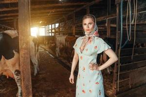 mujer de moda en el granero, en la granja foto