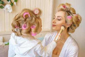 mamá e hija juntas felices en rulos foto