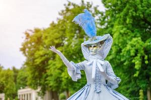 baile de máscaras, una mujer con un hermoso vestido y una máscara veneciana foto