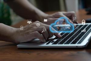 computación en la nube tecnología digital red de almacenamiento de Internet sistema de datos grandes en línea.mano usando el icono virtual de la computadora portátil. foto