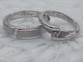 anillos de boda. pareja de plata y oro blanco con fondo blanco aislado foto