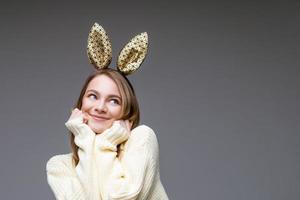 retrato de una linda chica con orejas de conejo foto
