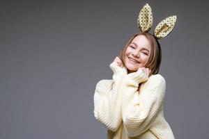 retrato de una linda chica con orejas de conejo foto