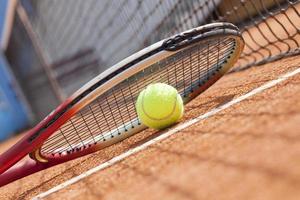 raqueta de tenis, cancha de arcilla, wta tour, rolland garros foto