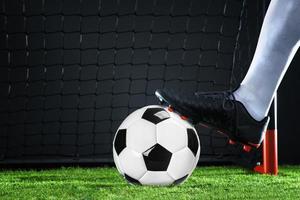 fútbol. fútbol. jugador de fútbol regateando con balón foto