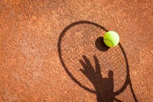 tenis. cancha de arcilla. Pelota de tenis. torneo de tenis foto