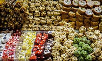 delicias dulces turcas en el mercado de estambul foto
