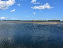 marismas y barra de arena en un río de marea foto