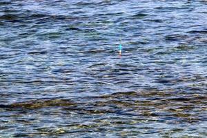 el color del agua en el mar mediterráneo en aguas poco profundas foto