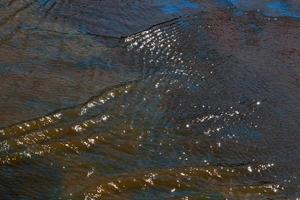 el color del agua en el mar mediterráneo en aguas poco profundas foto