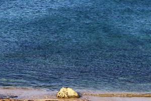 el color del agua en el mar mediterráneo en aguas poco profundas foto